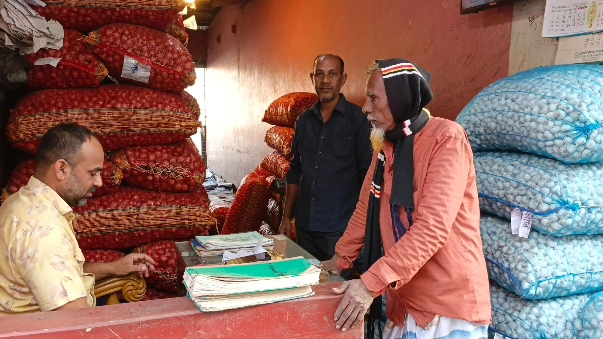 ভৈরবে হঠাৎ বেড়েছে পেঁয়াজের দাম,  বিপাকে ব্যবসায়ী-ক্রেতারা