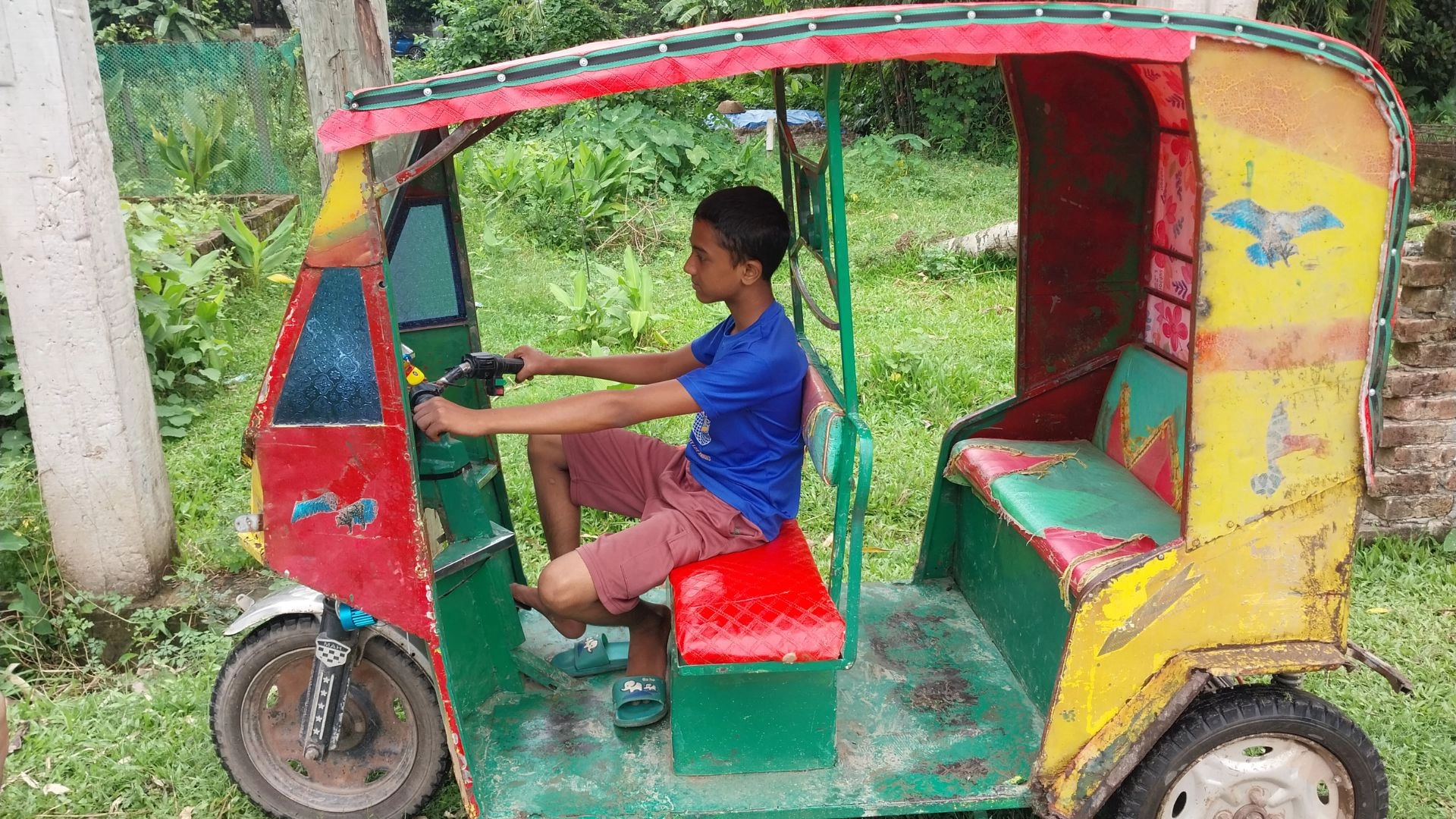 ছোট হাতে বড় দায়িত্ব