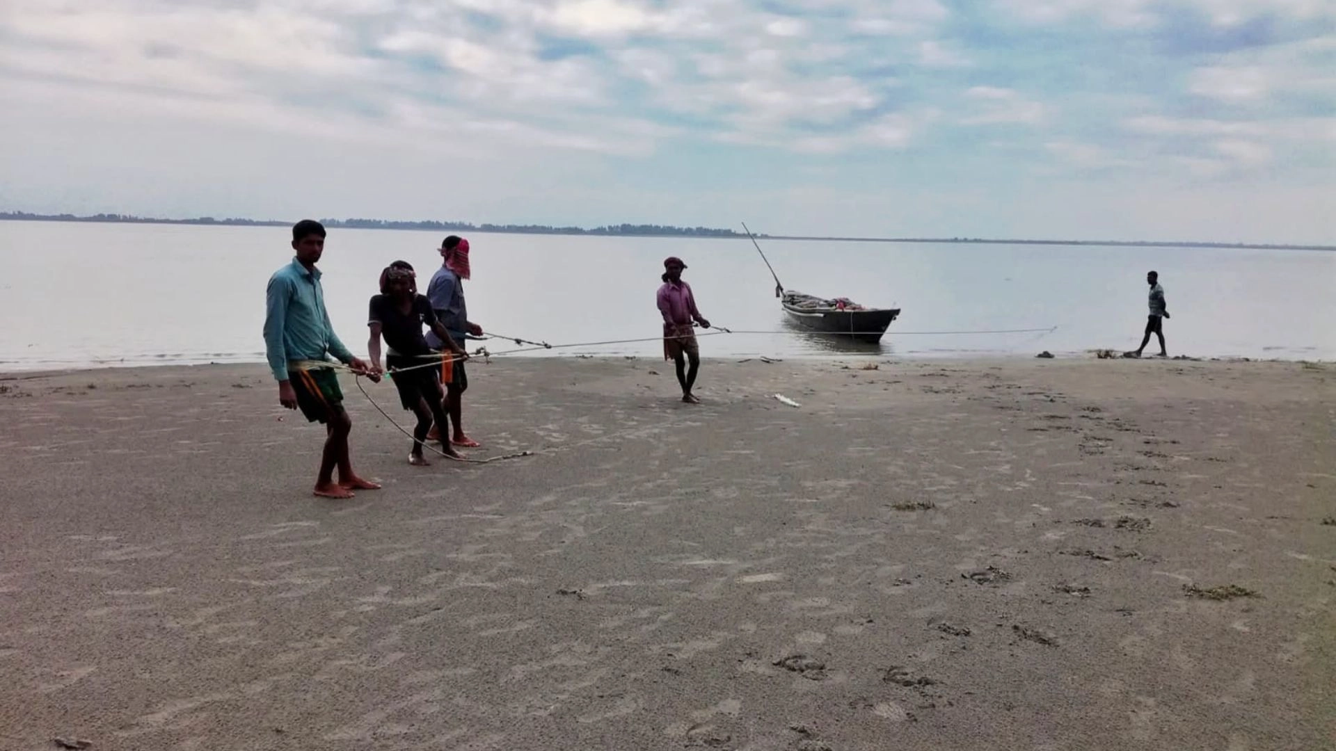 অনিয়মে ডুবছে জেলেদের জীবন