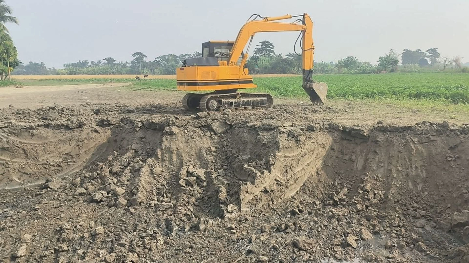 কৃষিজমির মাটি কাটছে একটি চক্র