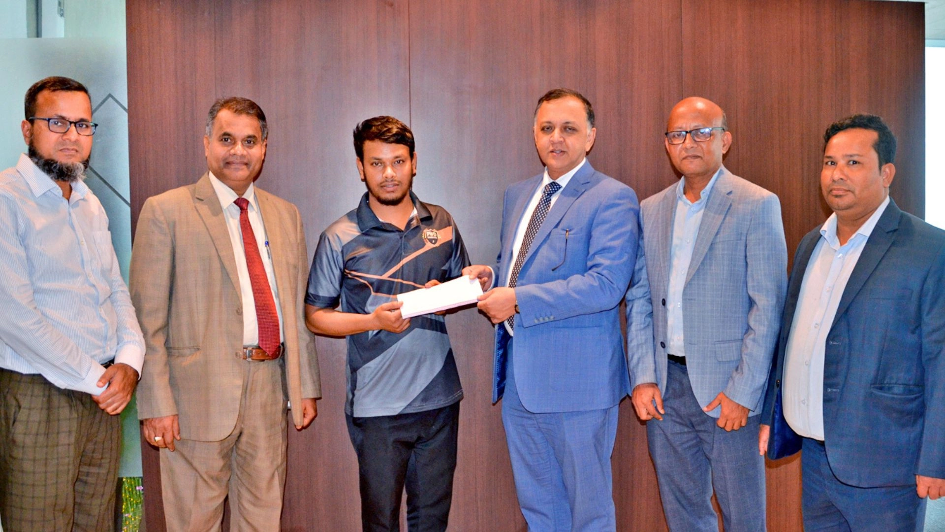 হতদরিদ্র কৃষক ও রিকশাচালককে আর্থিক সহায়তা দিল শাহ্জালাল ইসলামী ব্যাংক