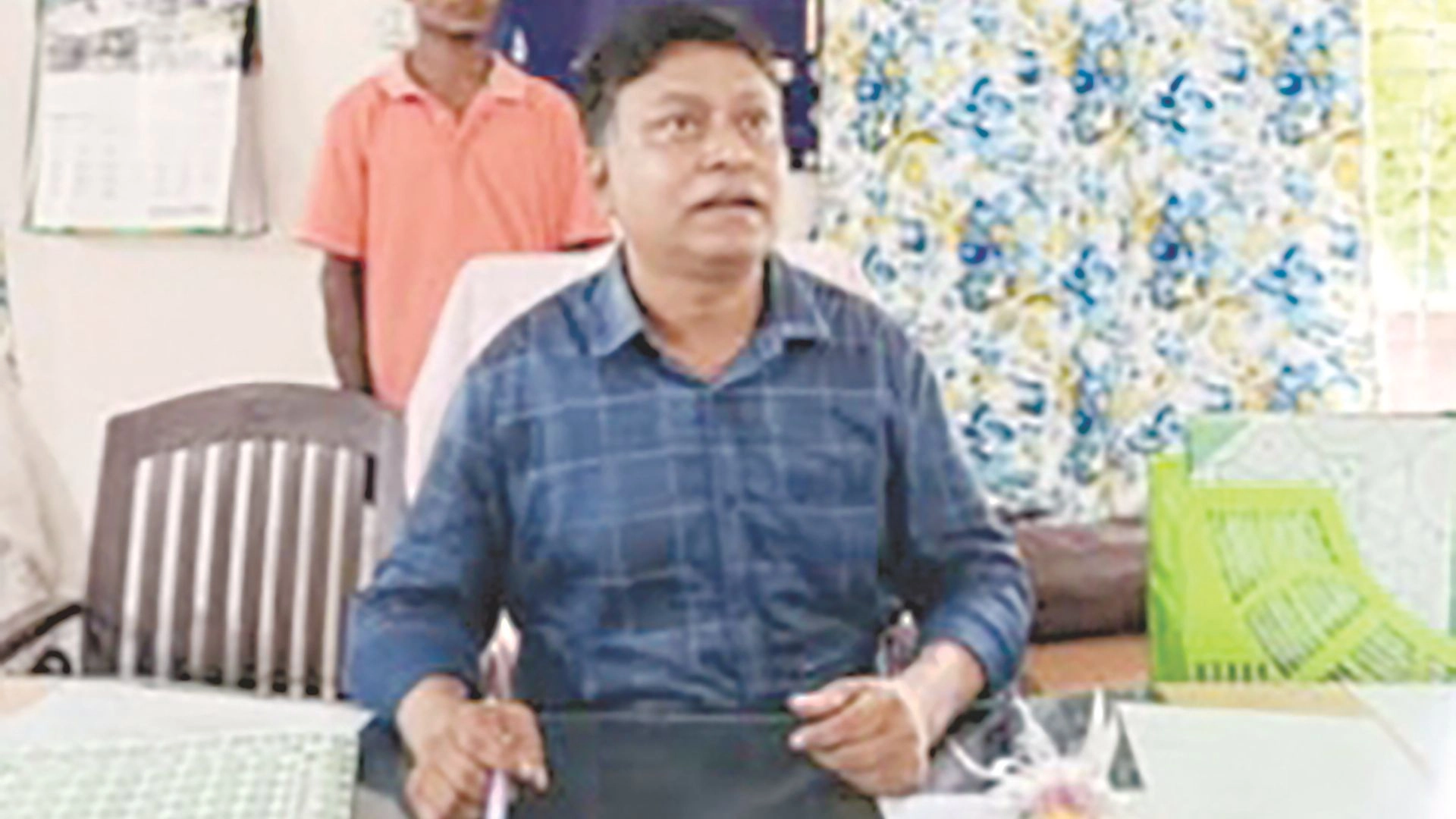 বরখাস্ত অধ্যক্ষের চেয়ার দখলচেষ্টা