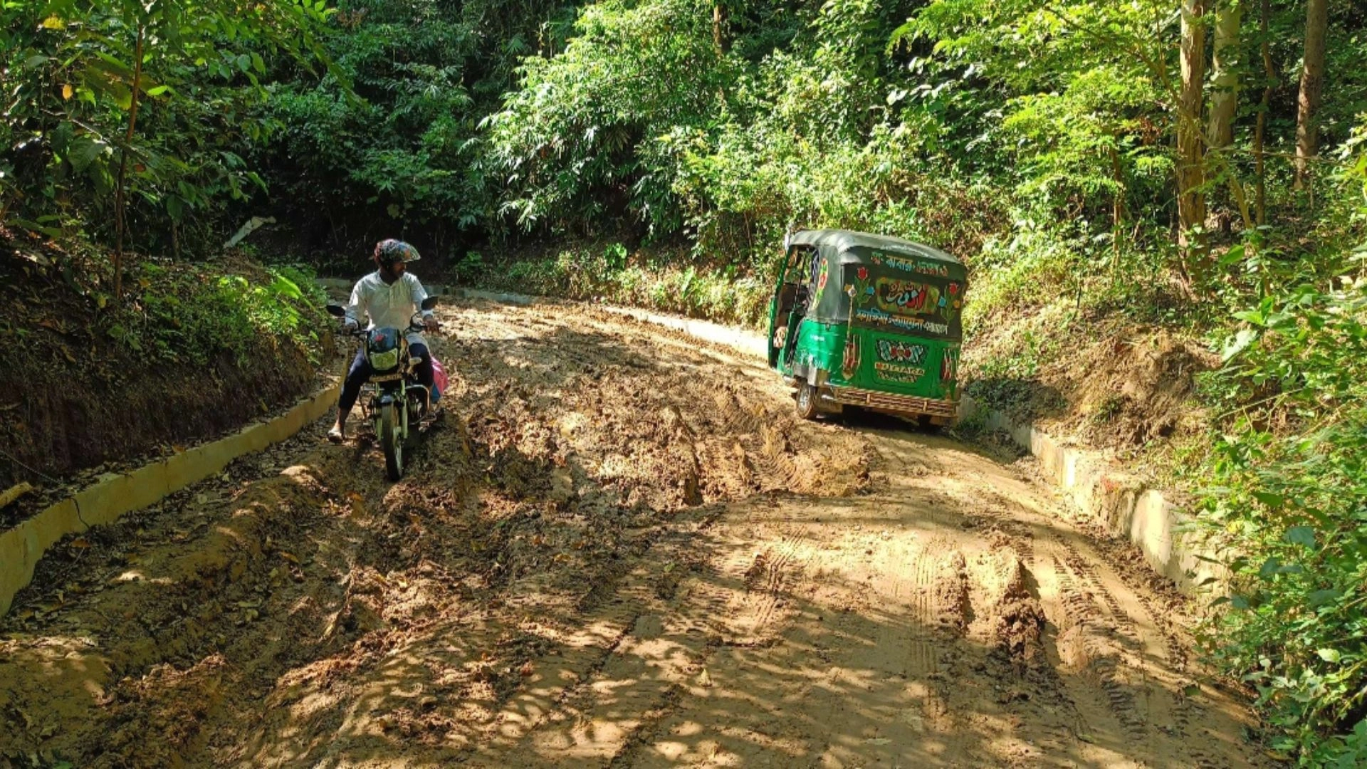 ভাঙা সড়কে জনদুর্ভোগ