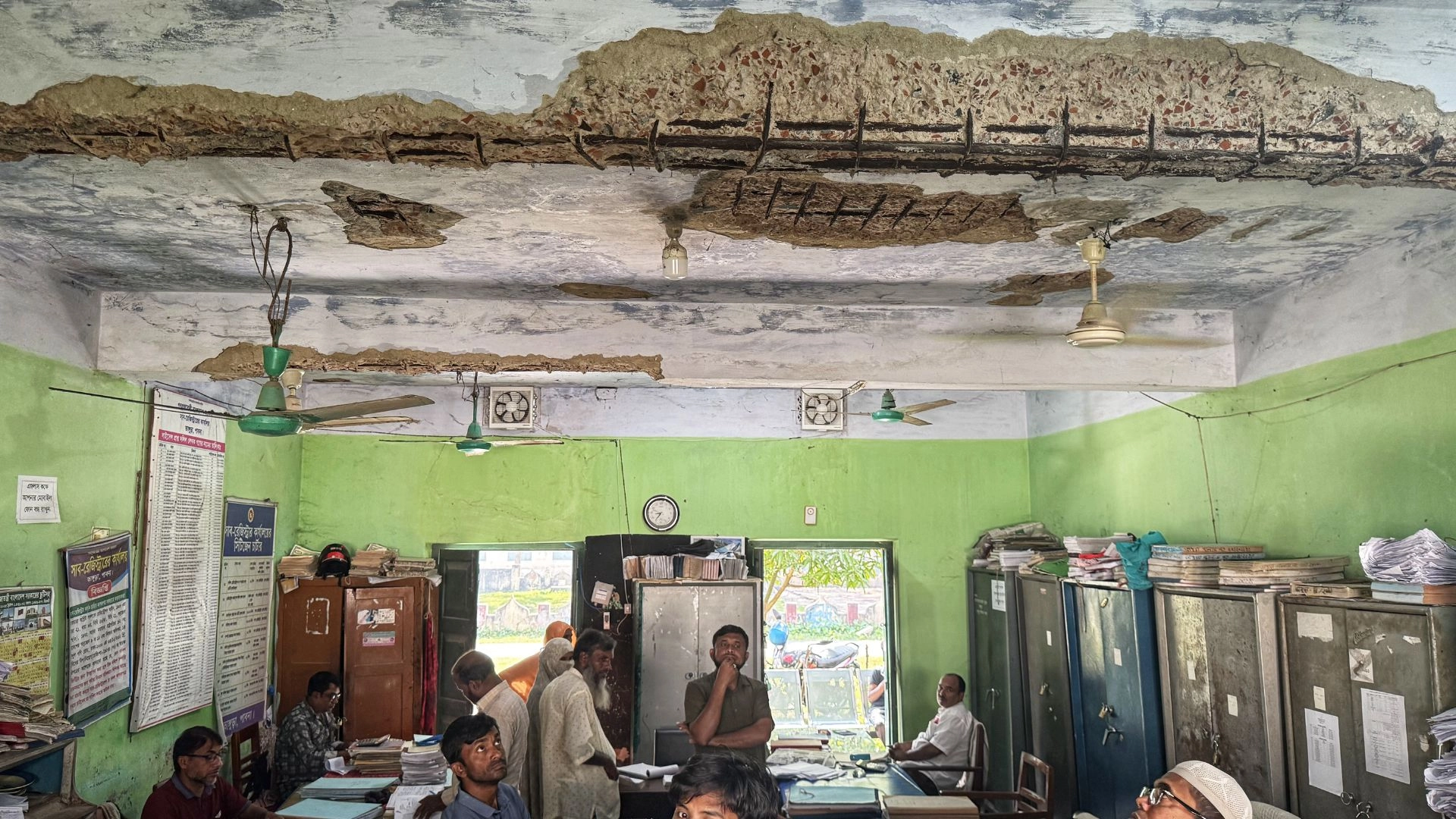 পরিত্যক্ত ভবনেই চলছে  জমি রেজিস্ট্রেশন