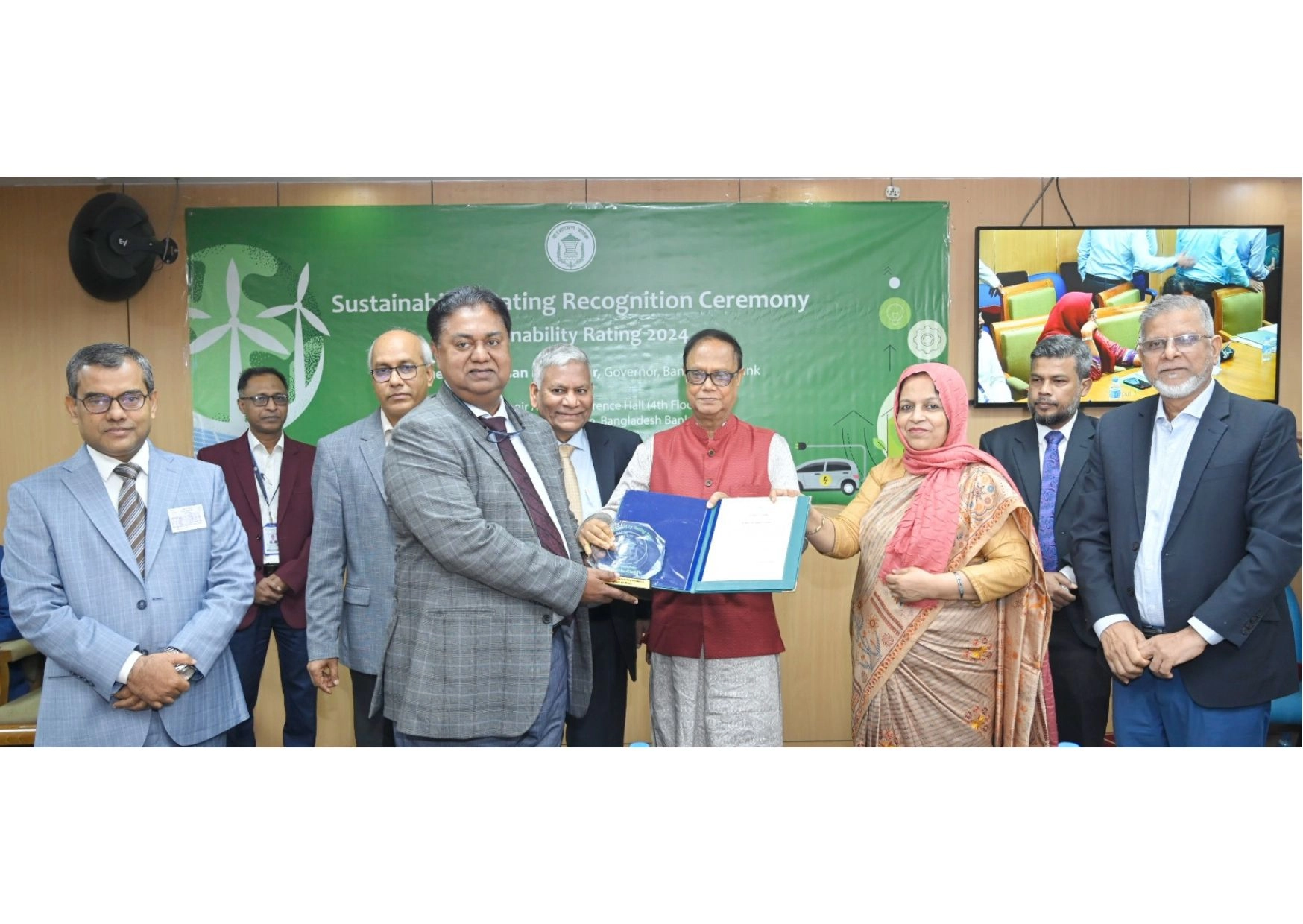 বাংলাদেশ ব্যাংকের টেকসই রেটিংয়ের জন্য ক্রেস্ট ও সম্মাননা পেল শাহ্জালাল ইসলামী ব্যাংক