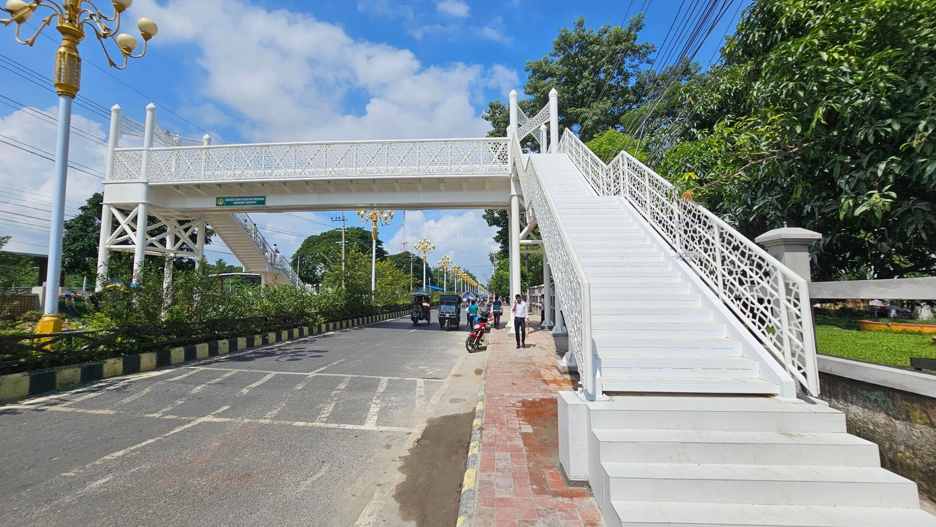 ৫০ কোটি টাকার ব্রিজে পথচারীর অনাগ্রহ