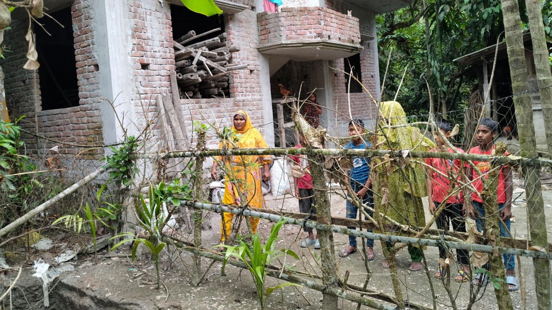 কাঁটার বেড়ায় বন্দি  দিনমজুর পরিবার