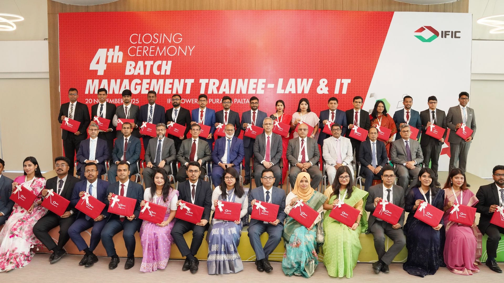 আইএফআইসি ব্যাংকের ল’ এবং আইটি বিভাগে সনদপত্র প্রদান