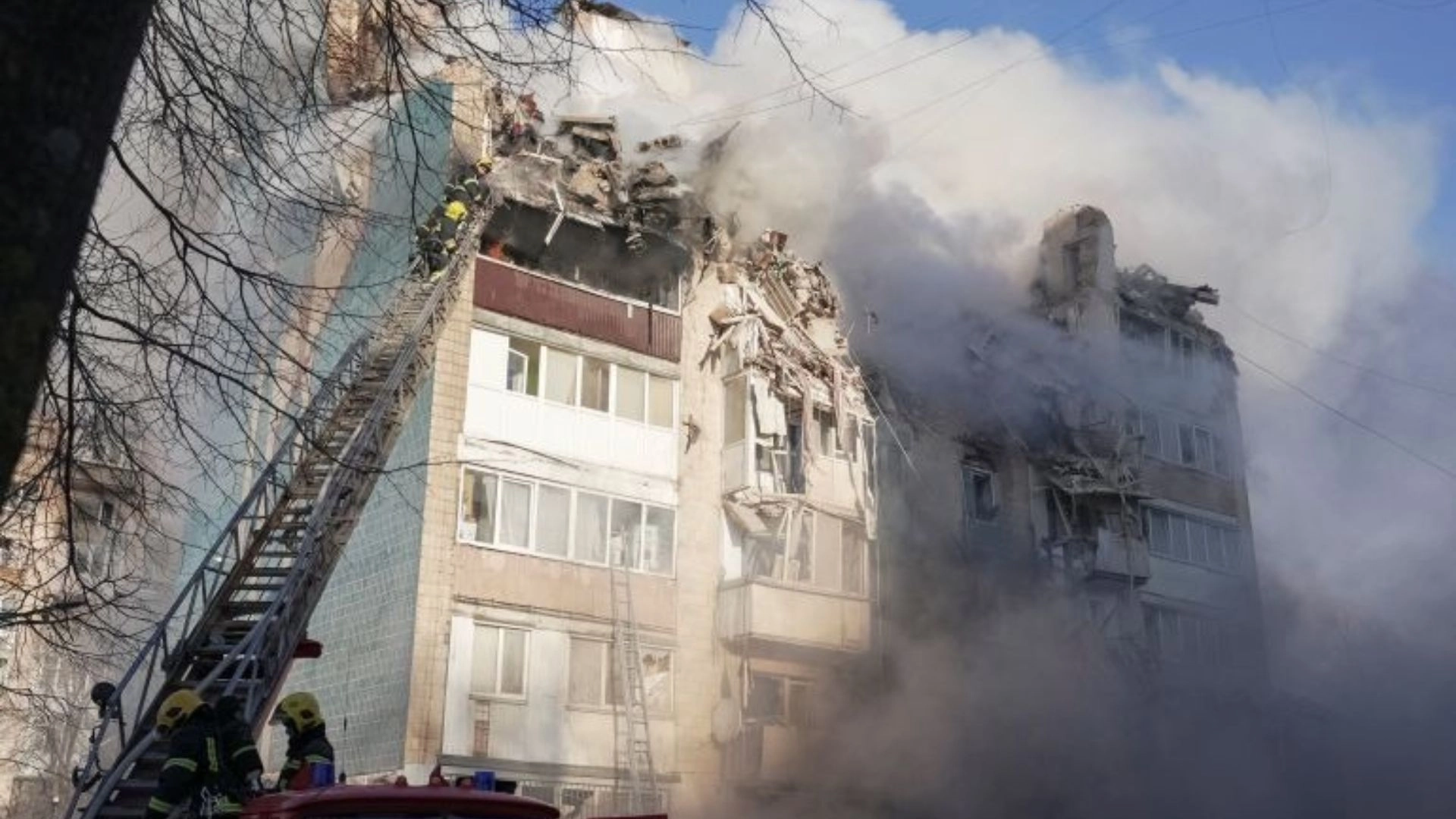 ইউক্রেনে রাশিয়ার ভয়াবহ ক্ষেপণাস্ত্র হামলা, নিহত ১৬