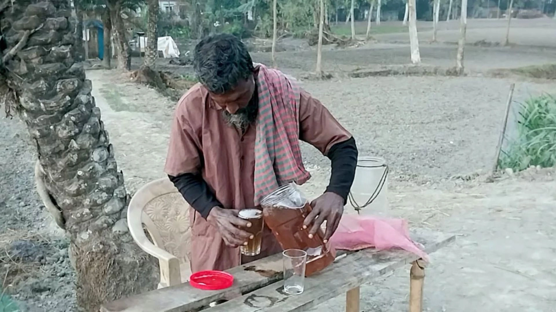 খেজুরের রস খেতে দূর-দূরান্ত  থেকে আসেন ক্রেতারা