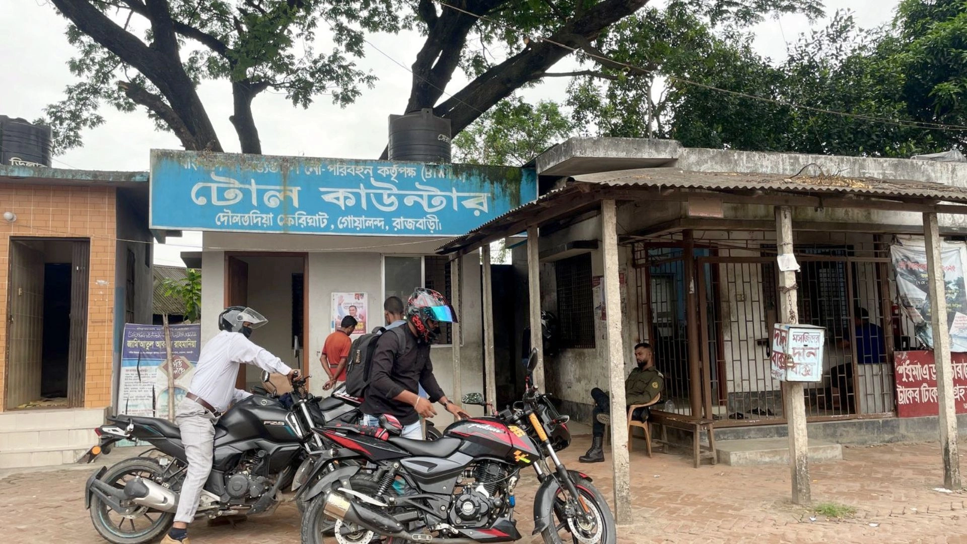 দৌলতদিয়া ঘাটে টোল বাণিজ্য