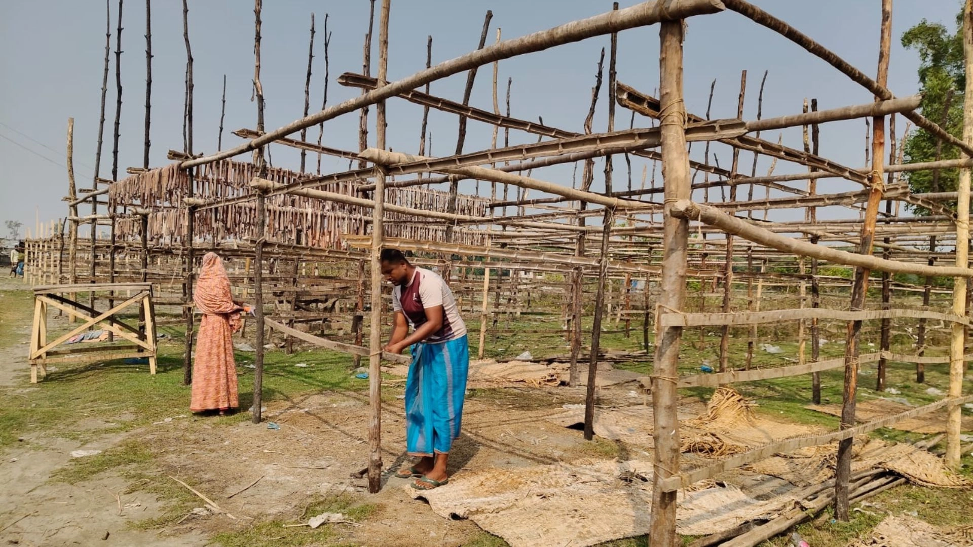 শুঁটকি পল্লি নির্মাণে  ব্যস্ত শ্রমিকরা