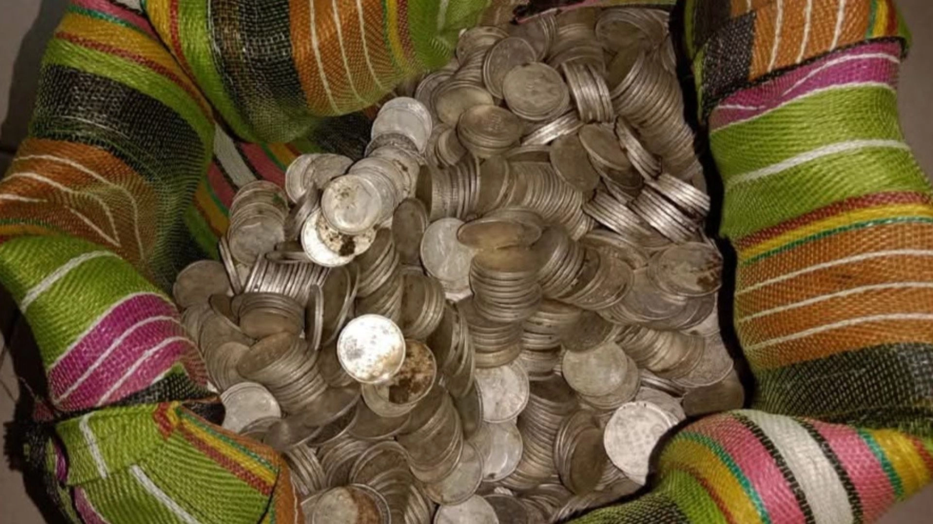 মাটি খুঁড়তেই বেরিয়ে  এলো কলসভর্তি মুদ্রা