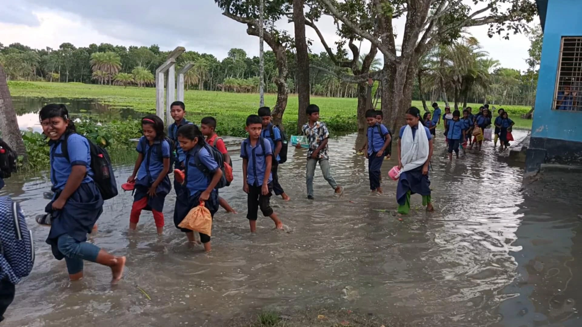 হাঁটুসমান পানিতে চরম  দুর্ভোগে শিক্ষার্থীরা