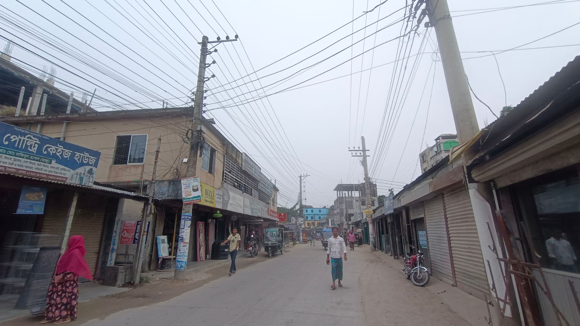 কোটি টাকা পরিশোধের পরও সড়কে বৈদ্যুতিক খুঁটি