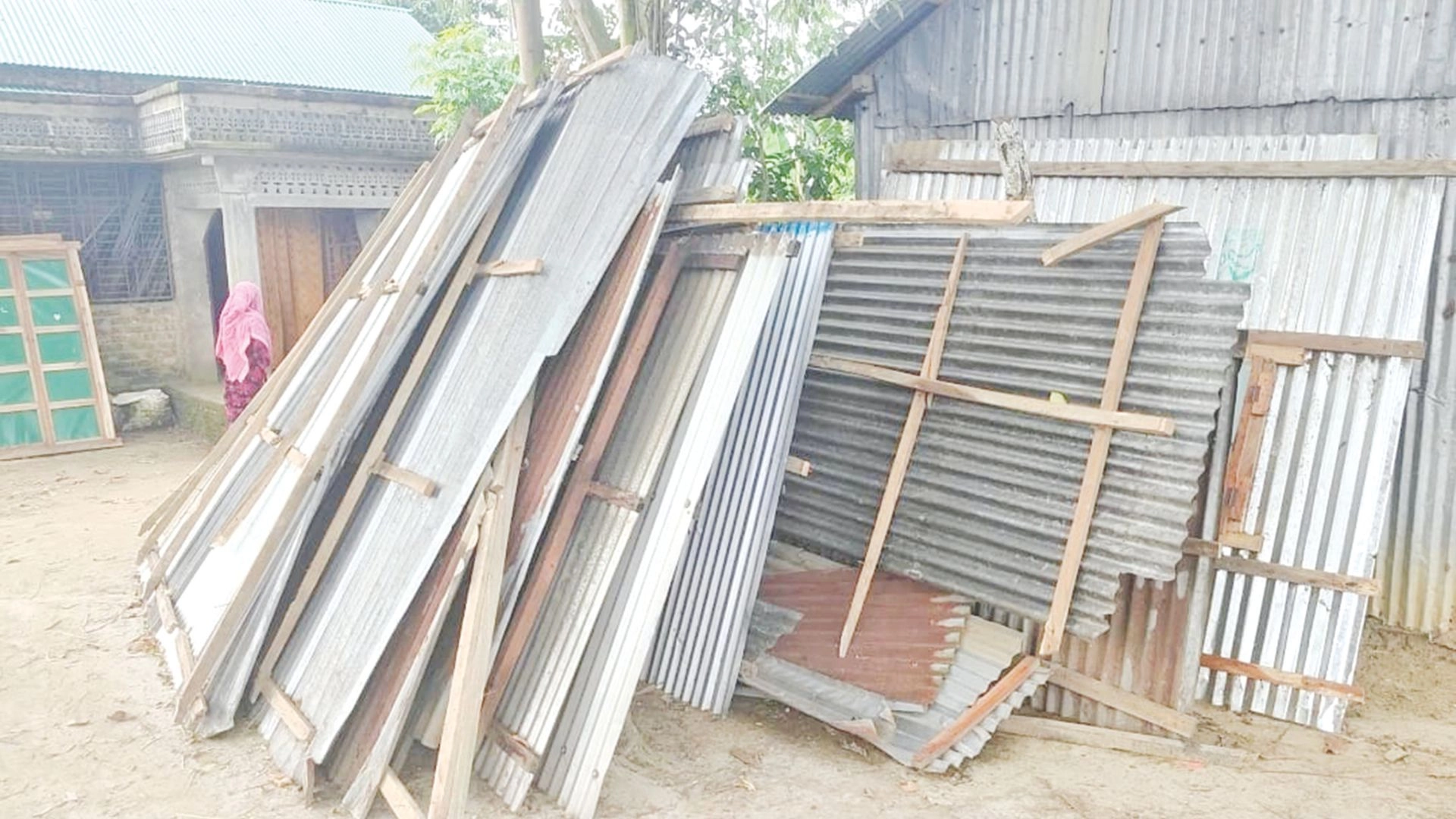 সুদের টাকার জন্য ঘর  ভেঙে নেওয়ার অভিযোগ