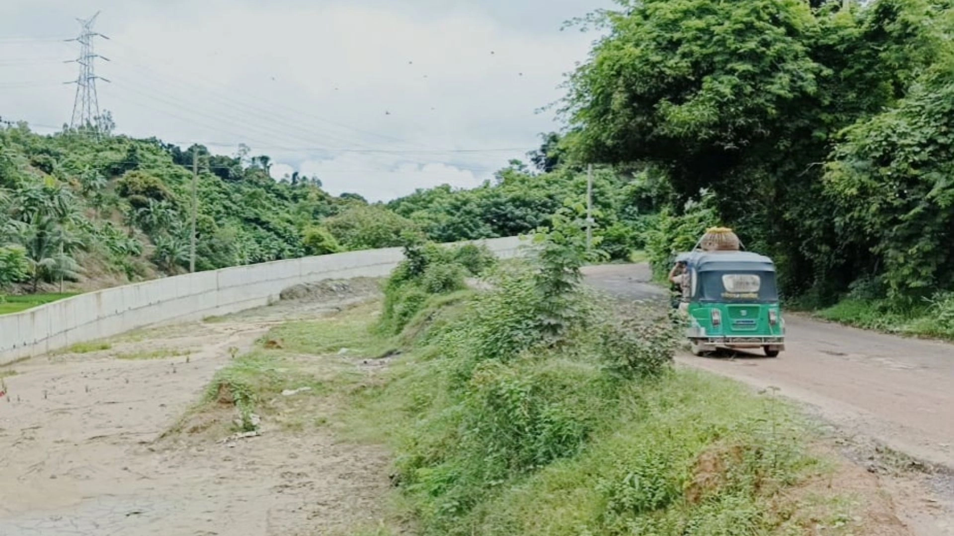 কাজ ফেলে  উধাও ভারতীয় ঠিকাদার