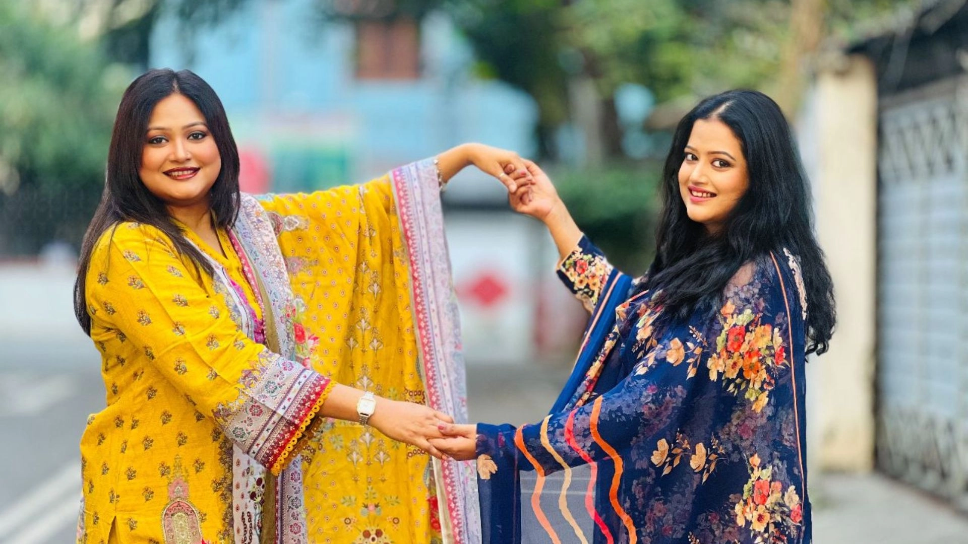 একসঙ্গে গাইলেন দুই বোন