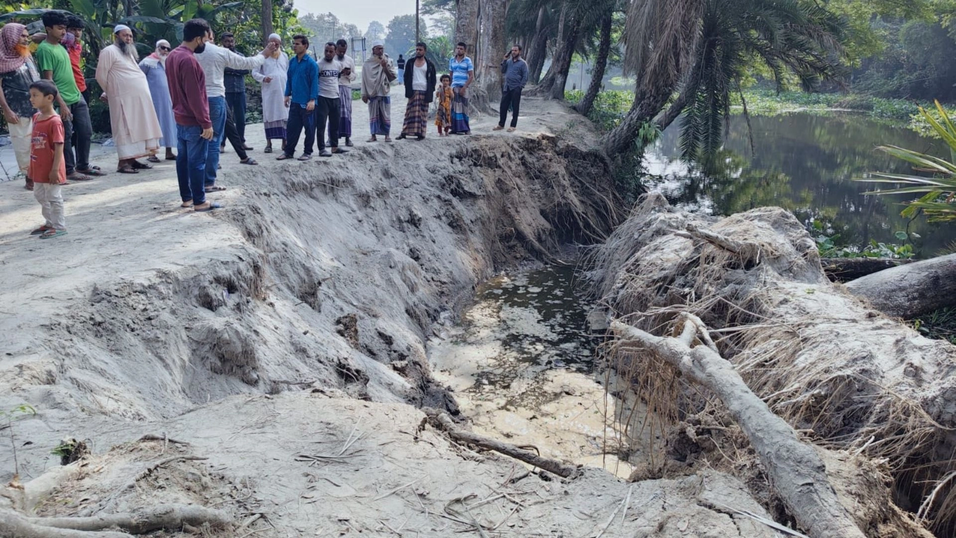 ড্রেজার দিয়ে খাল খনন,  ভেঙে পড়ছে সড়ক