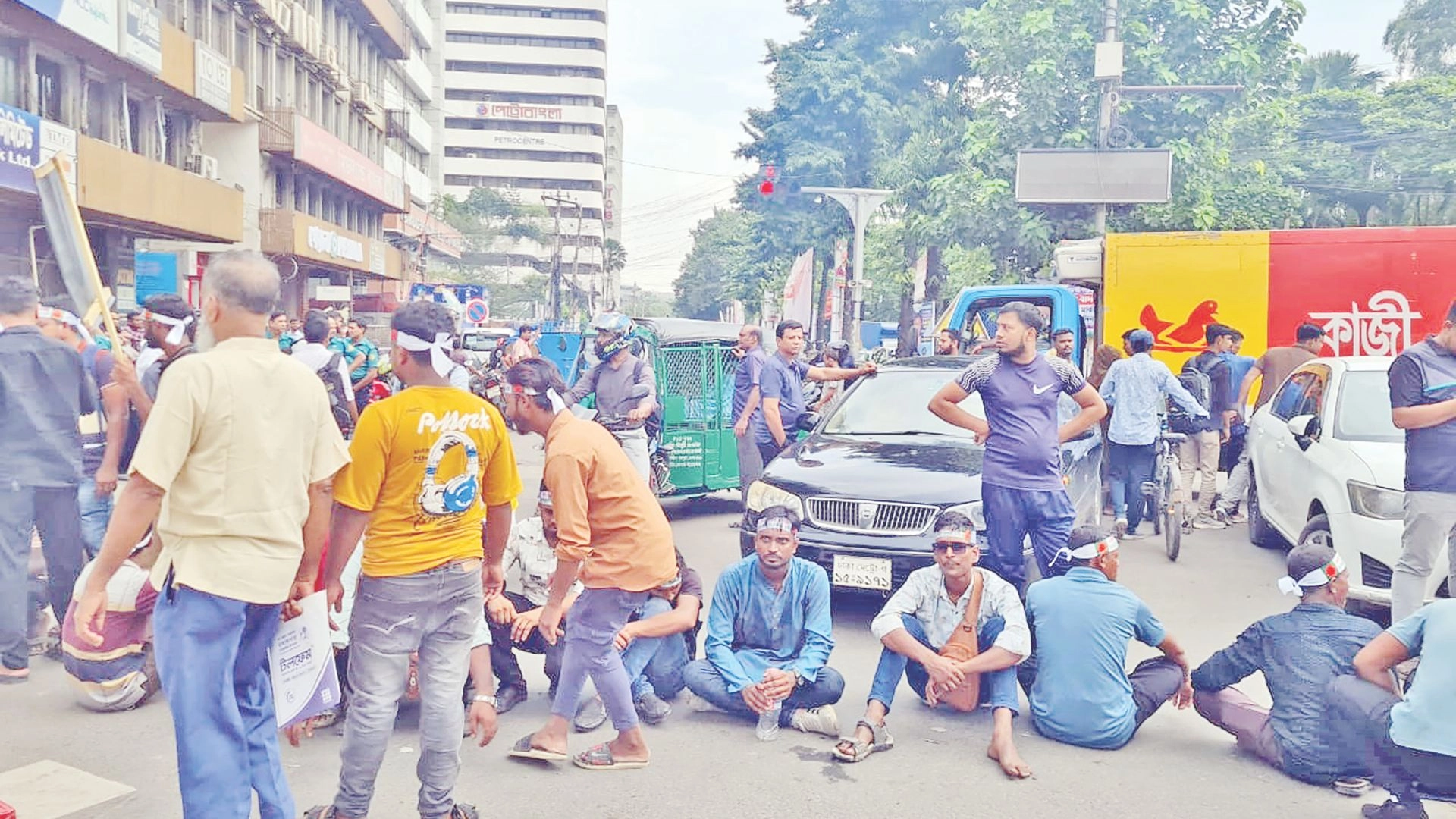 কারওয়ান বাজারে সোয়া  ঘণ্টা সড়ক অবরোধ
