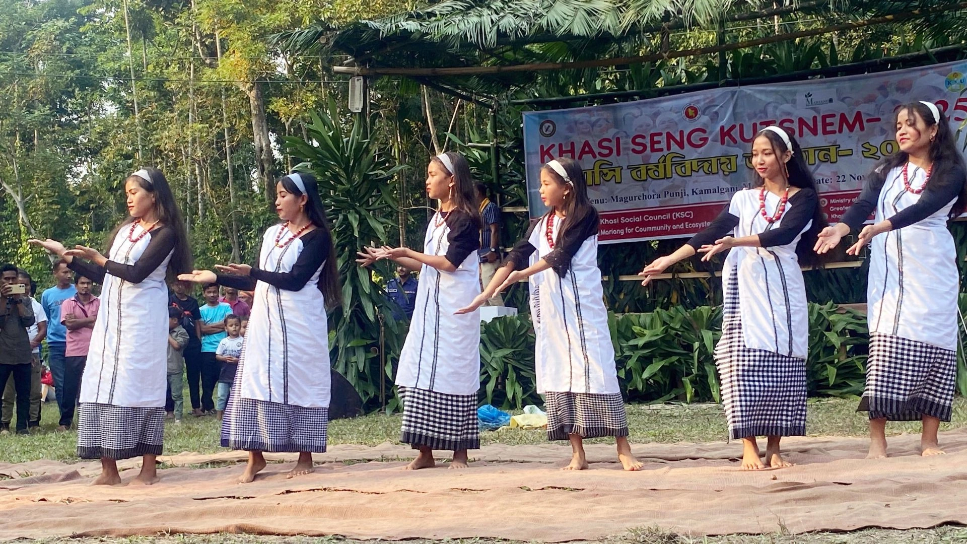 ঐতিহ্যবাহী ‘খাসি সেং কুটস্নেম’ উৎসবে মাতলেন খাসিয়ারা