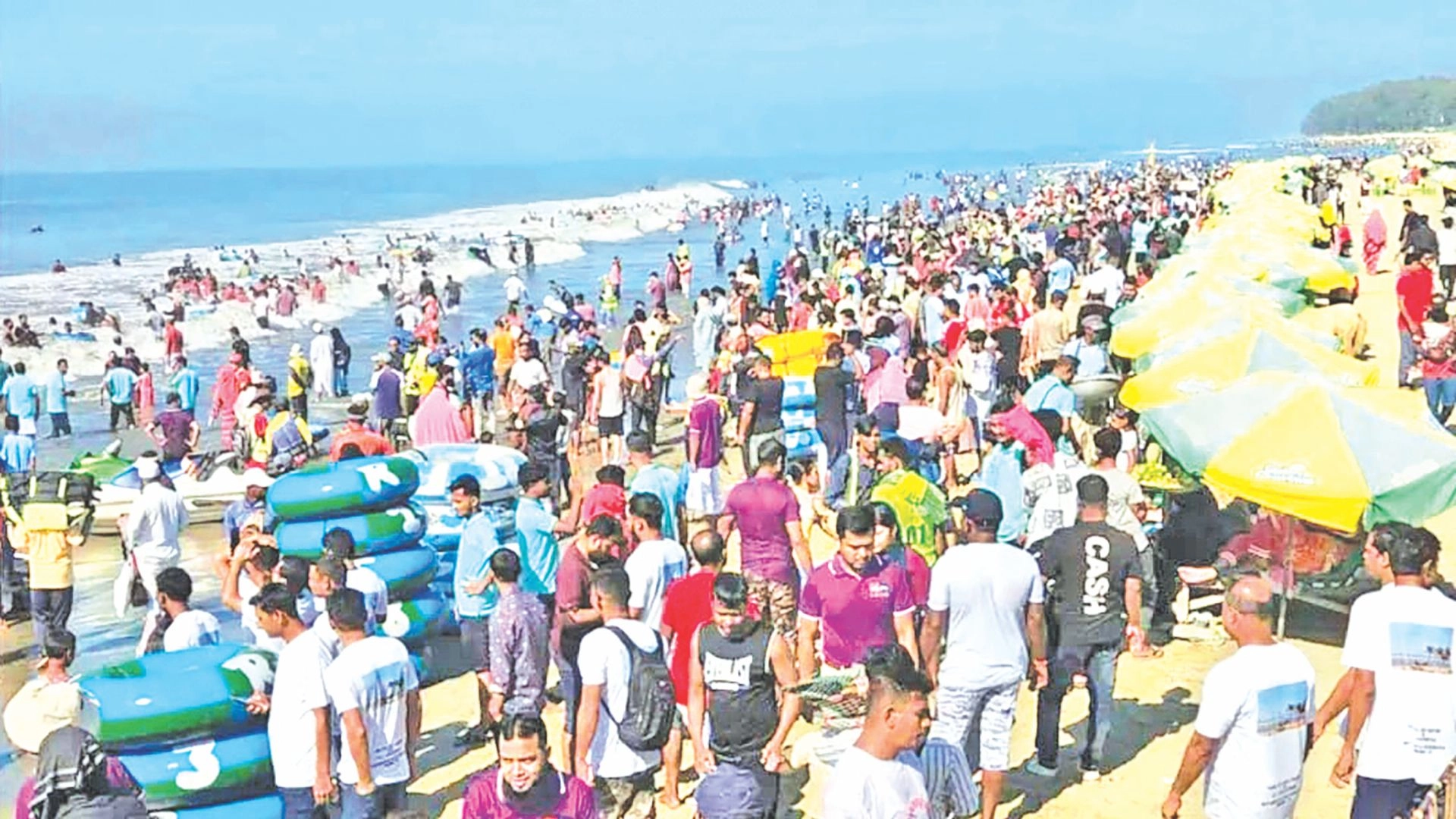 ছুটির দিনে পর্যটকে মুখর সাগরপাড়