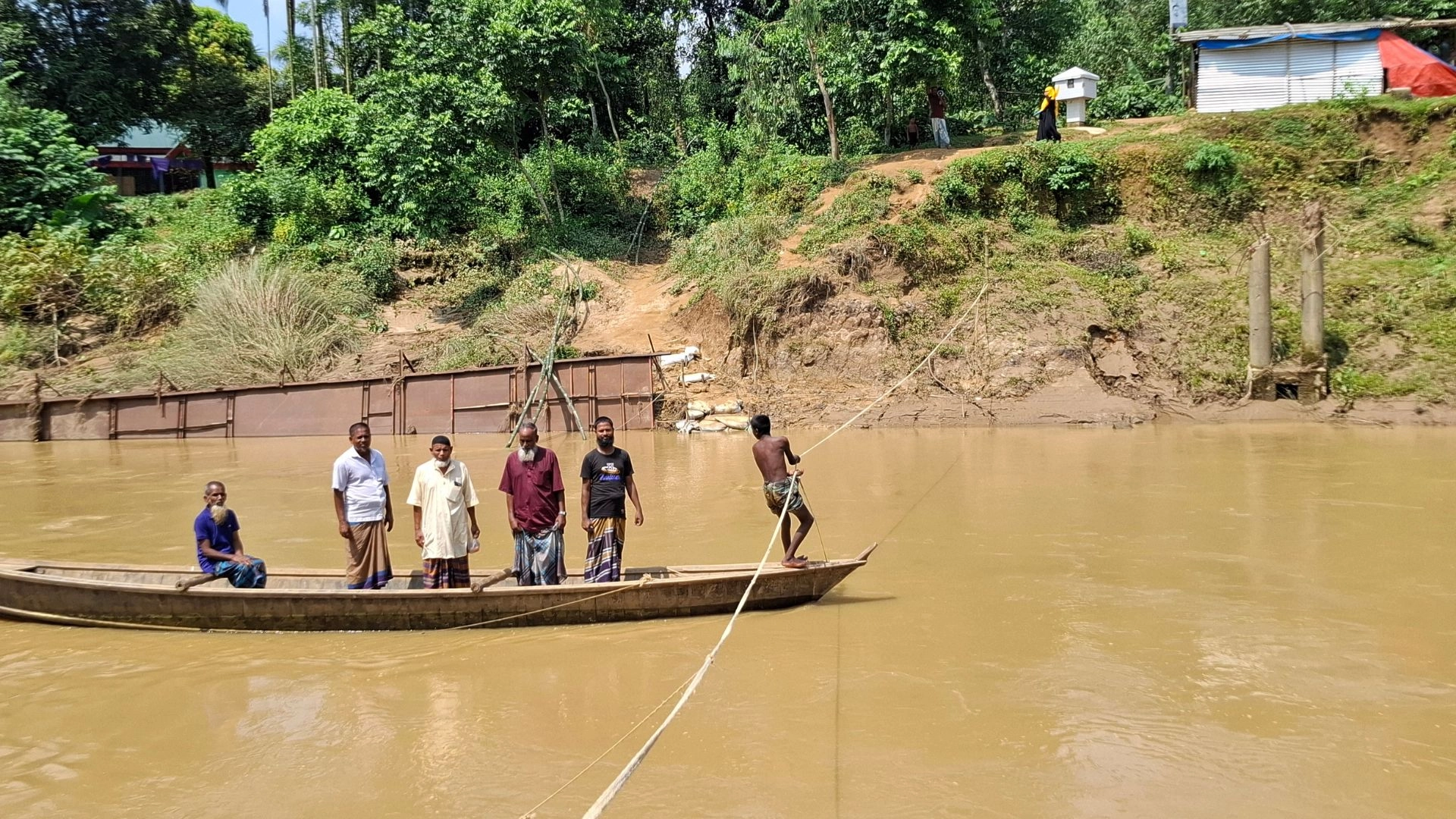 লৌহার সেতু ভেঙে দুর্ভোগে  কয়েক হাজার মানুষ