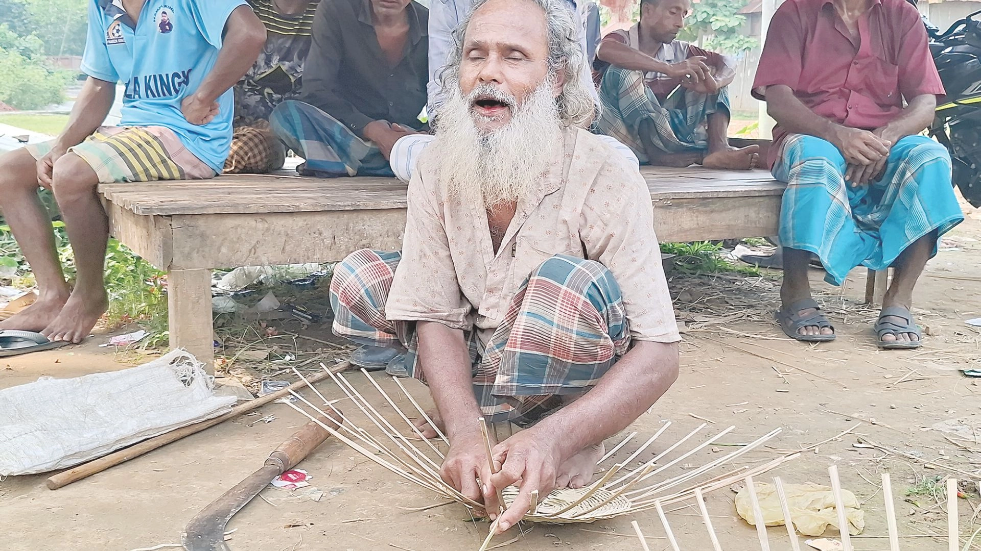 দৃষ্টিহীন গণি মিয়ার বাঁশের  ঝুড়িতে জীবনের আলো