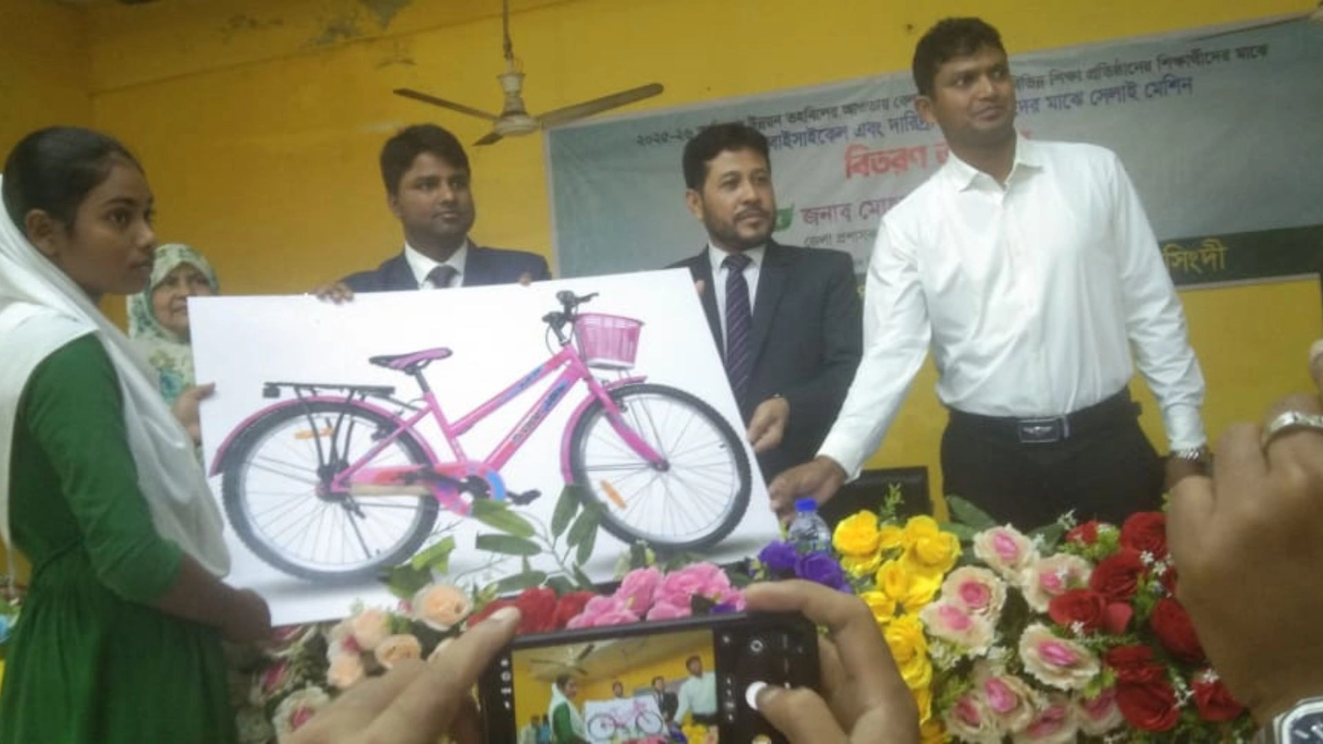 শিক্ষার্থীদের মাঝে বাইসাইকেল  ও স্কুল ব্যাগ বিতরণ