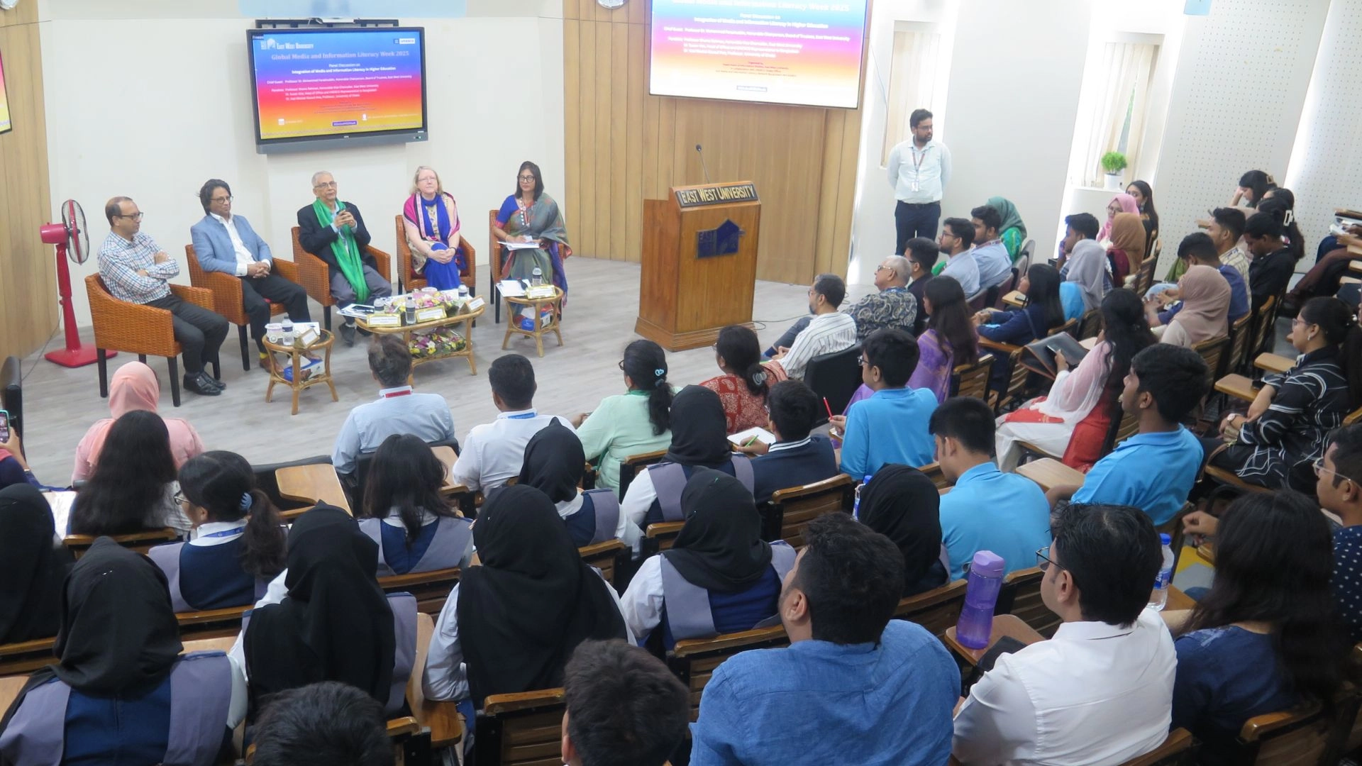 ইস্ট ওয়েস্ট ইউনিভার্সিটিতে  ‘গ্লোবাল মিডিয়া এন্ড ইনফরমেশন লিটারেসি’ সপ্তাহ উদ্যাপন