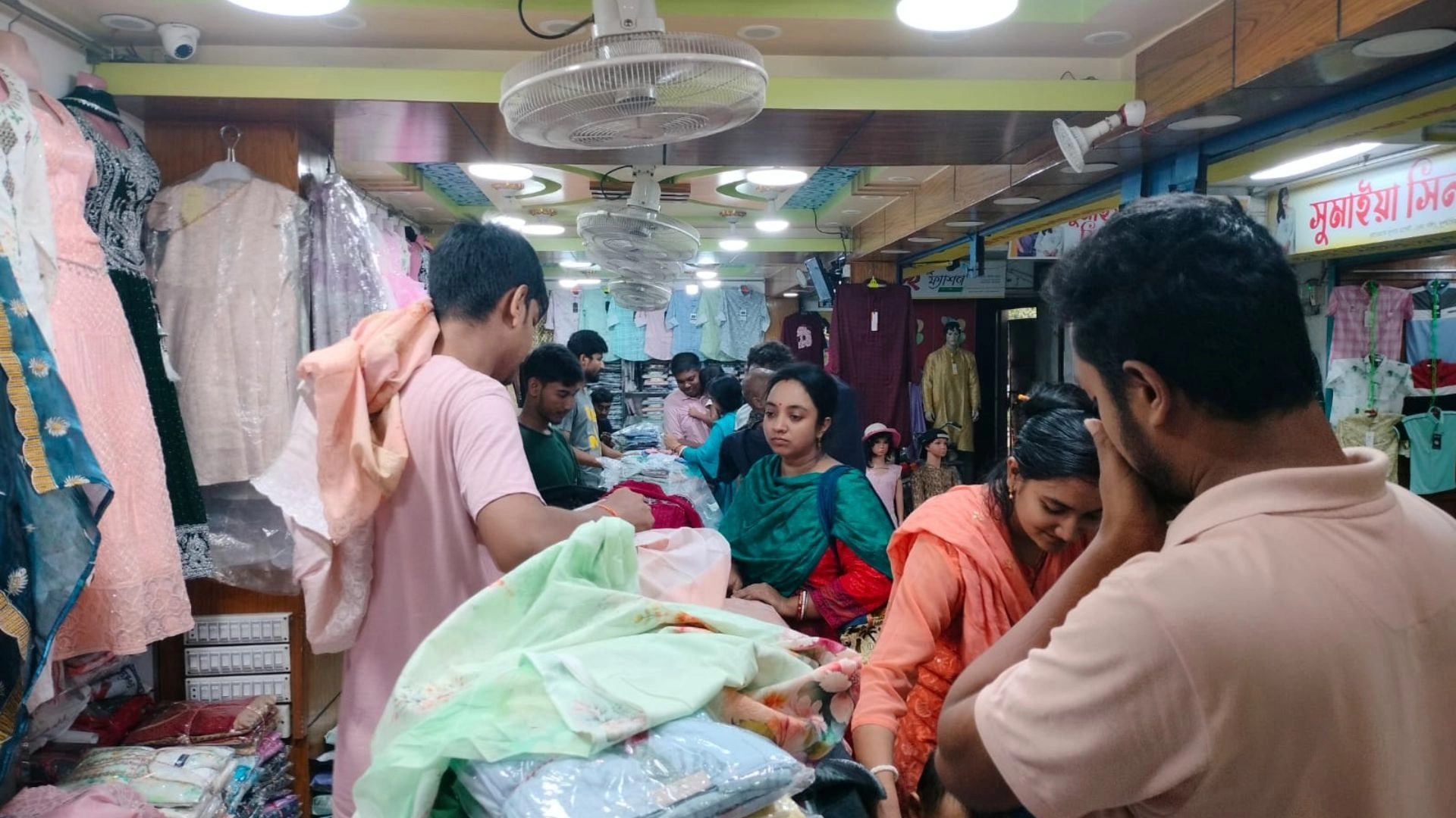 দুর্গাপূজা ঘিরে জমজমাট পোশাকের বাজার