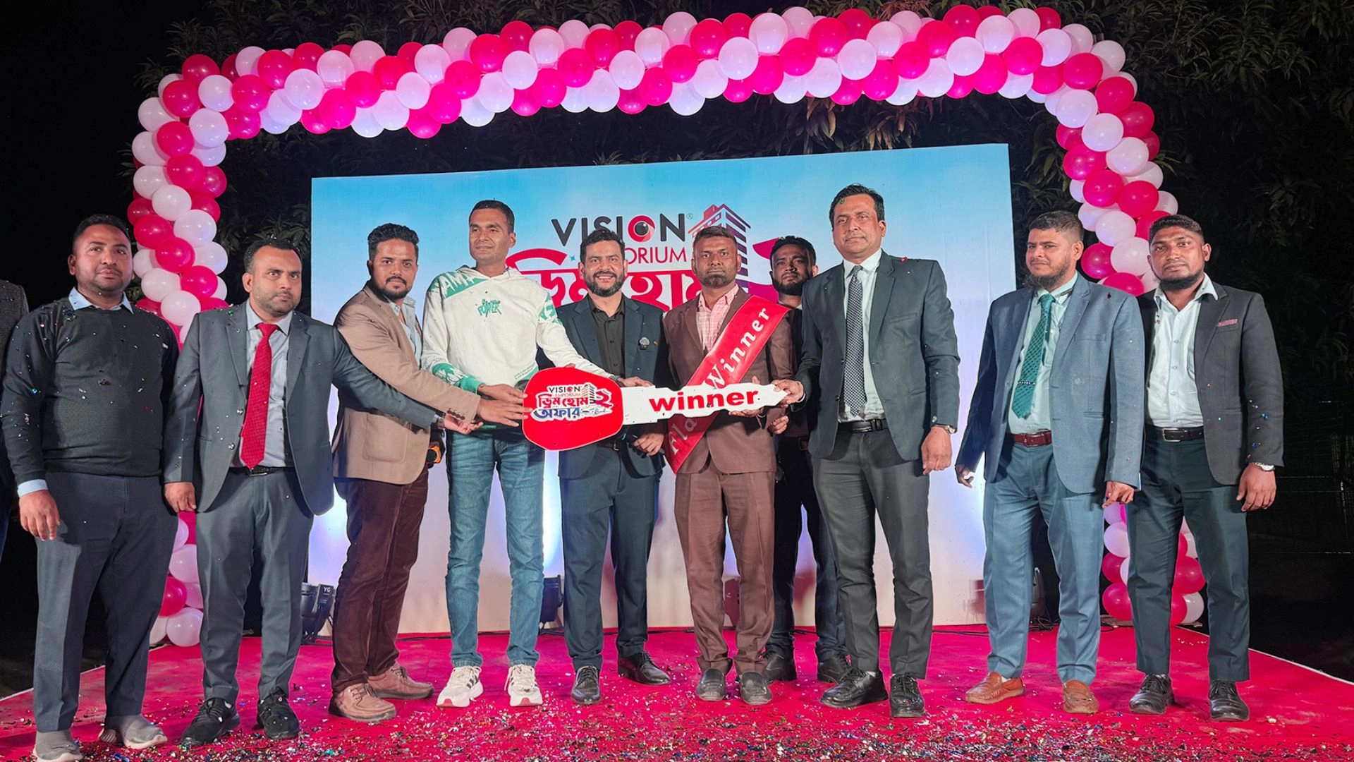 ভিশন এম্পোরিয়াম থেকে পণ্য কিনে ফ্ল্যাট জিতলেন বগুড়ার মহিবুল