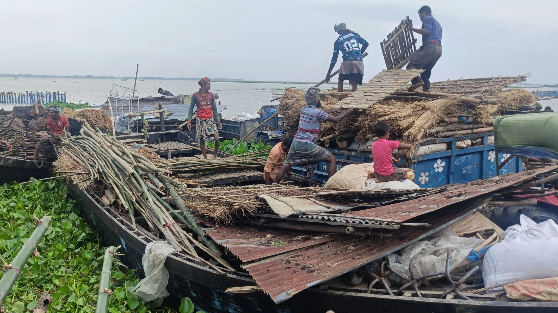 নদীগর্ভে গ্রাম, সর্বস্ব হারাচ্ছে মানুষ
