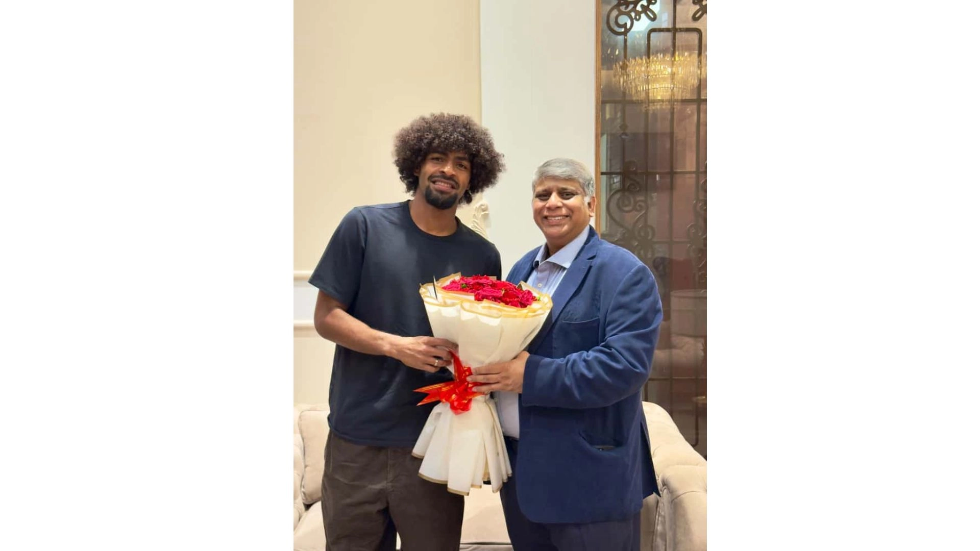 ফ্লাইট জটিলতার পর ঢাকায় হামজা চৌধুরী