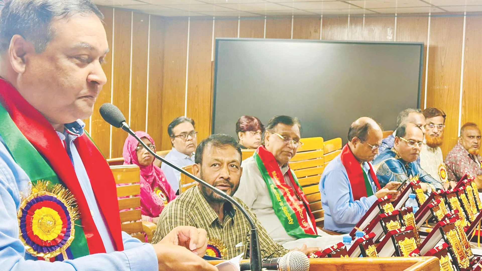 ভোটকক্ষে সাংবাদিকদের  প্রবেশে অনুমতির প্রয়োজন নেই