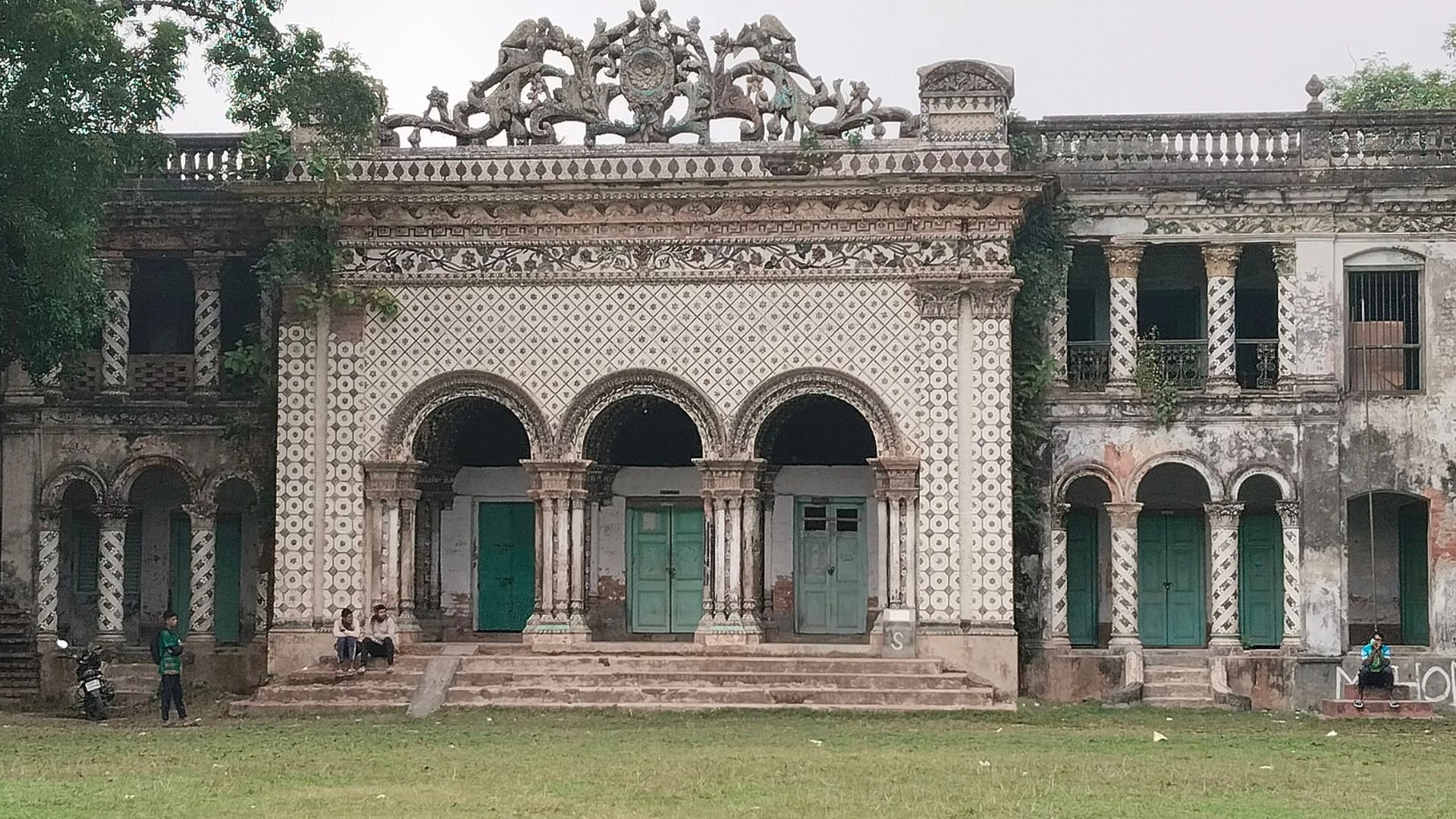 ইতিহাসের নিঃশব্দ সাক্ষী  হেমনগর জমিদার বাড়ি