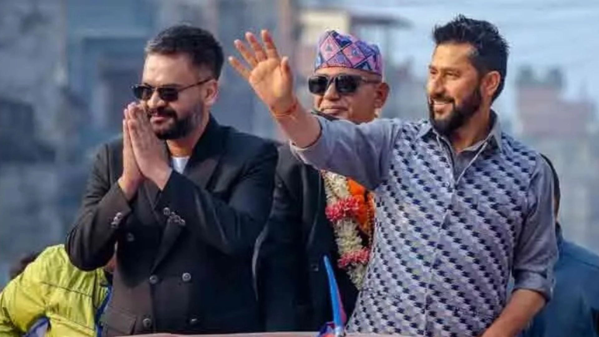 কাঠমান্ডুতে নির্বাচনি প্রচারে রাষ্ট্রীয় স্বতন্ত্র পার্টির প্রার্থী বালেন্দ্র শাহ (বাঁয়ে) ও পার্টির চেয়ারম্যান রবি লামিছানে (ডানে)