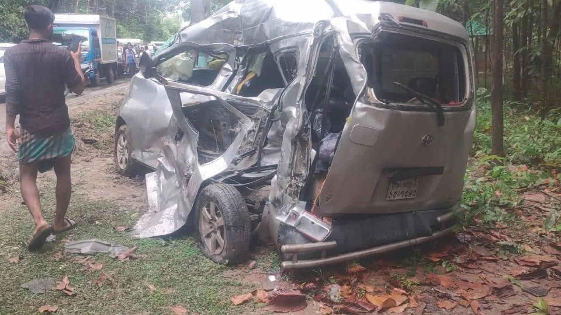 চকরিয়ায় সড়কে ঝরল একই পরিবারের ৫ জন