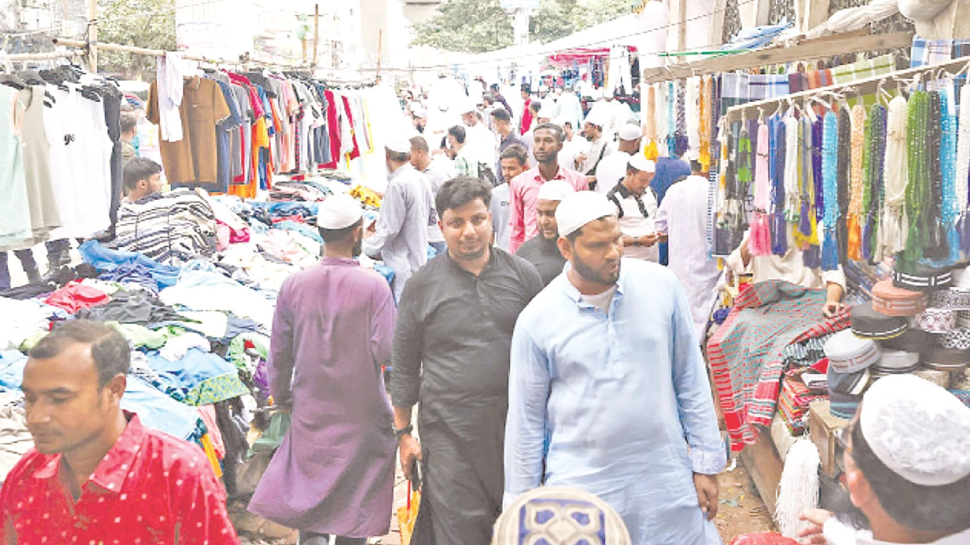 ঢাকার ফুটপাত পরিণত হয়েছে  অবৈধ বাণিজ্যের কেন্দ্রবিন্দু