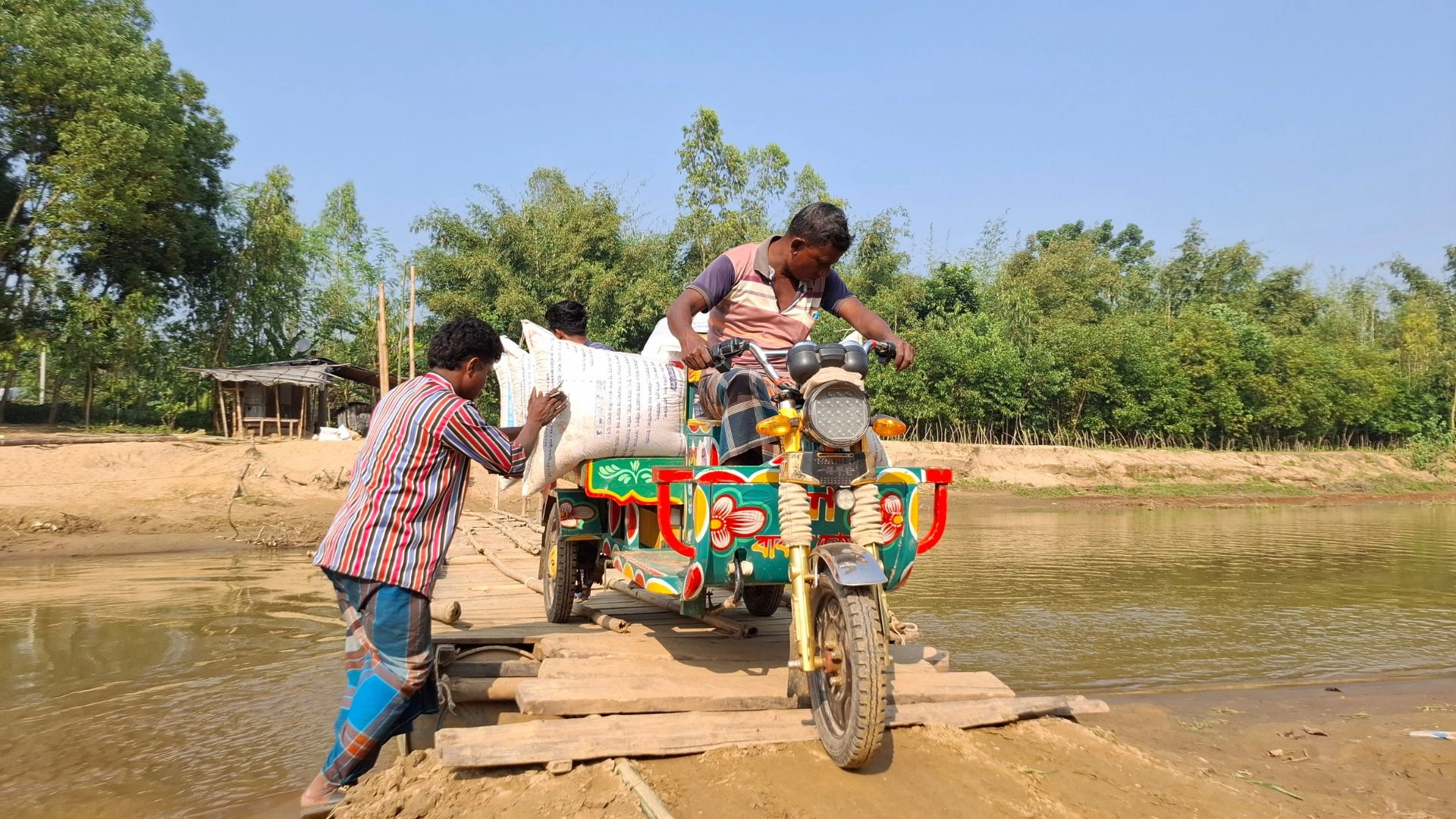 সেতুর অভাবে দুর্ভোগে  ১০ হাজার মানুষ