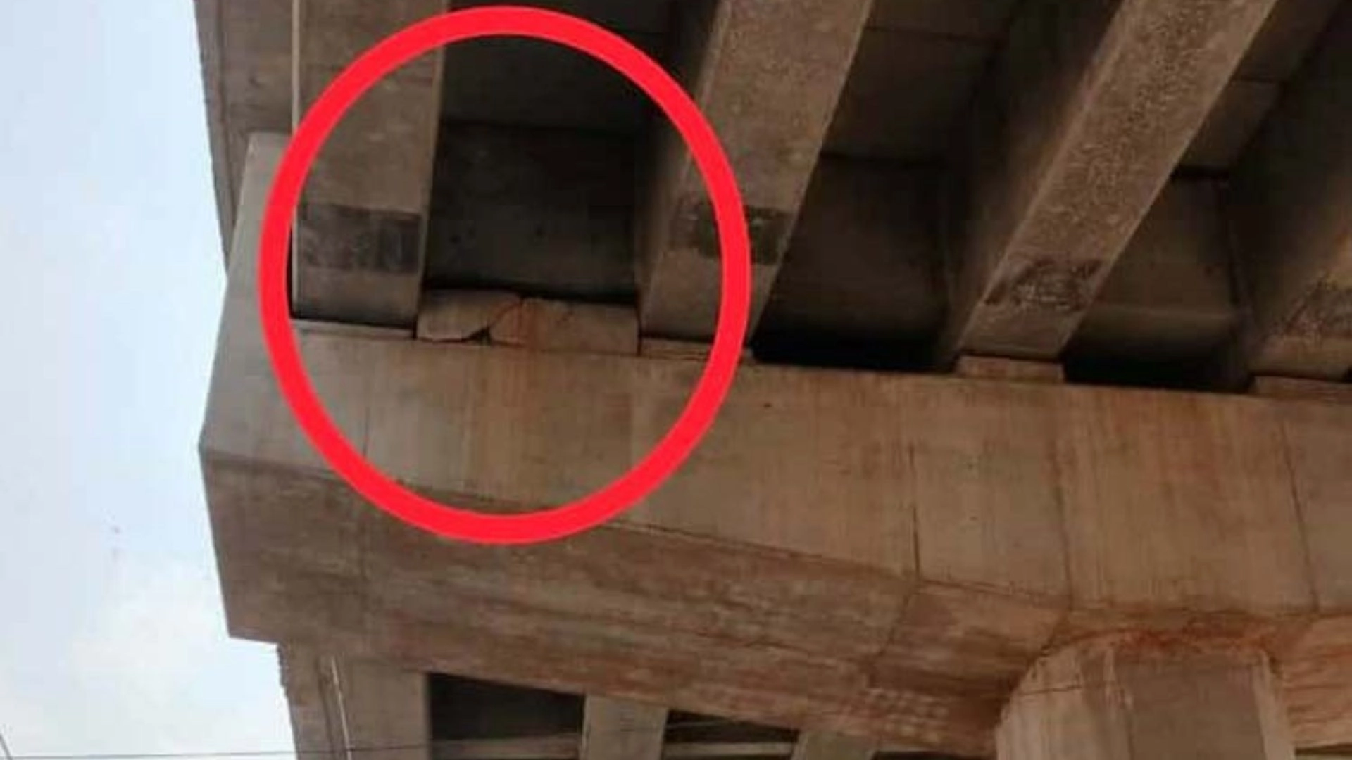 পঞ্চবটি-মুক্তারপুর ফ্লাইওভার  পিলারের ব্লকে ফাটল