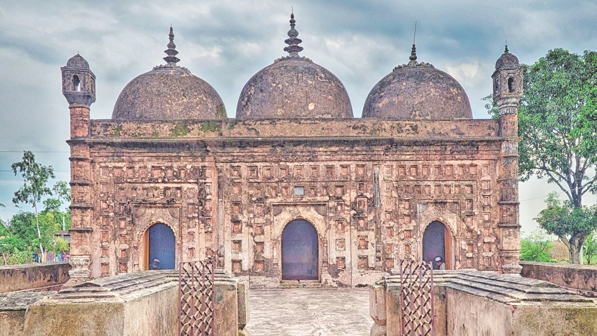 দৃষ্টিনন্দন পোড়ামাটির  শিল্প নয়াবাদ মসজিদ