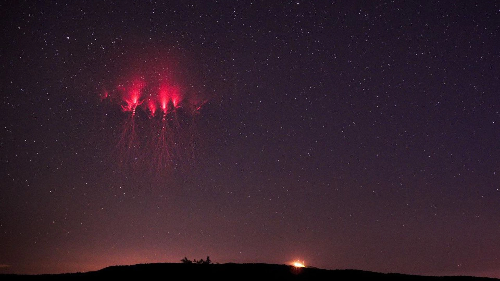 আকাশে রহস্যময় আলো, ভিনগ্রহী প্রাণীদের অস্তিত্ব  নিয়ে তুমুল আলোচনা