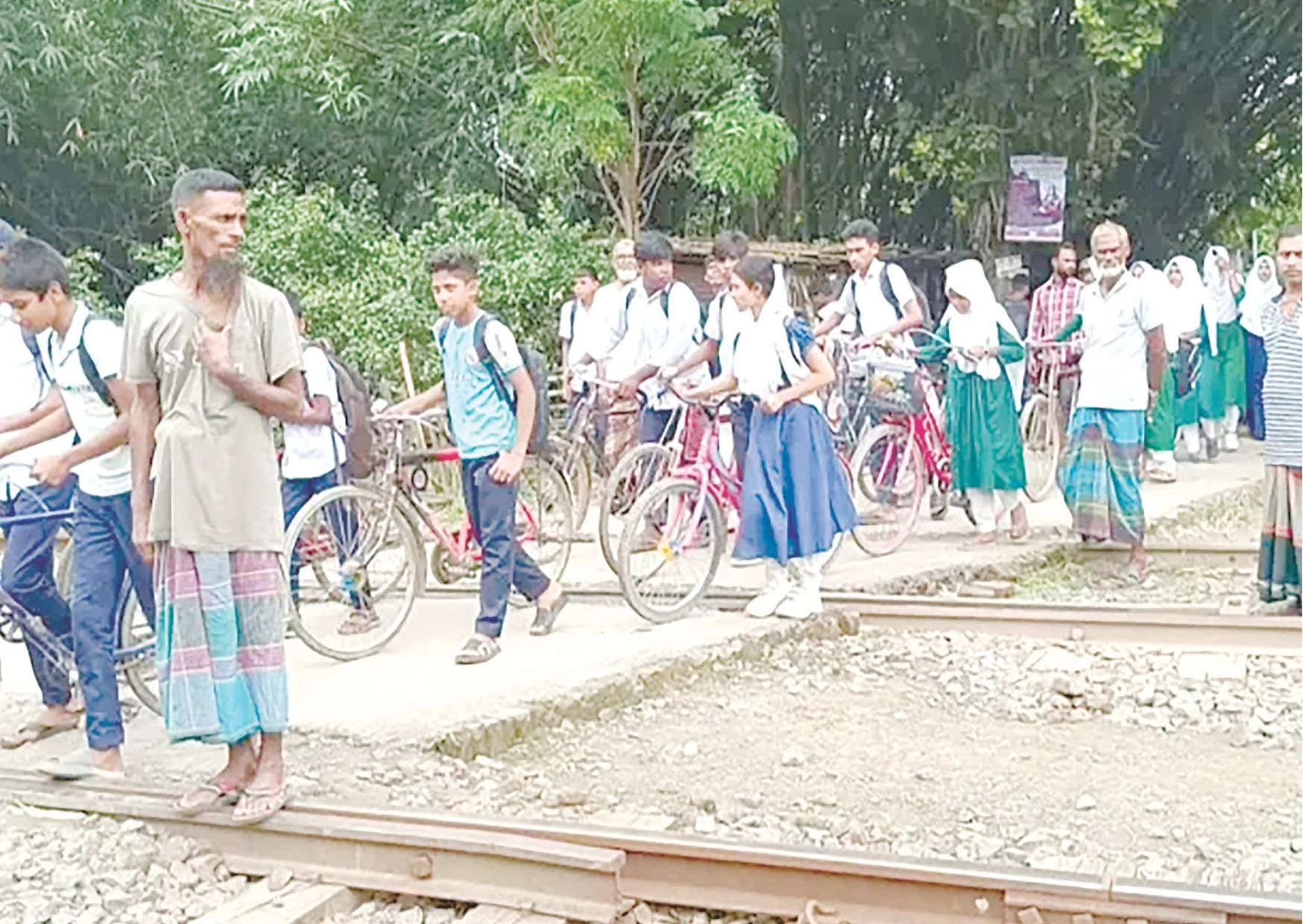 অরক্ষিত রেলগেট যেন মৃত্যুফাঁদ