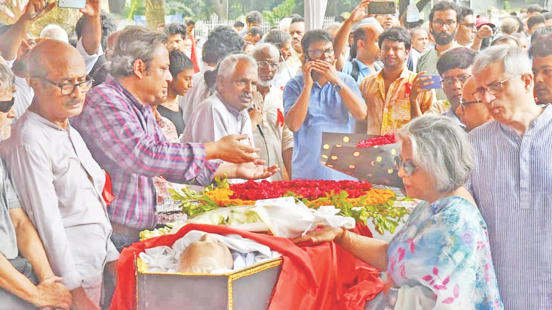ফুলেল শ্রদ্ধায় বদরুদ্দীন উমরকে  শেষ বিদায়