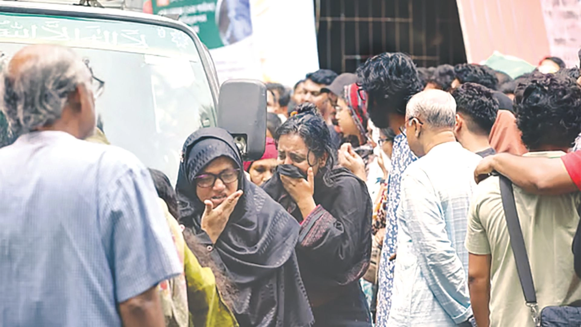 শিক্ষক জান্নাতুলকে শেষ  বিদায়, অঝোরে কাঁদলেন  শিক্ষার্থী-সহকর্মী-বন্ধুরা