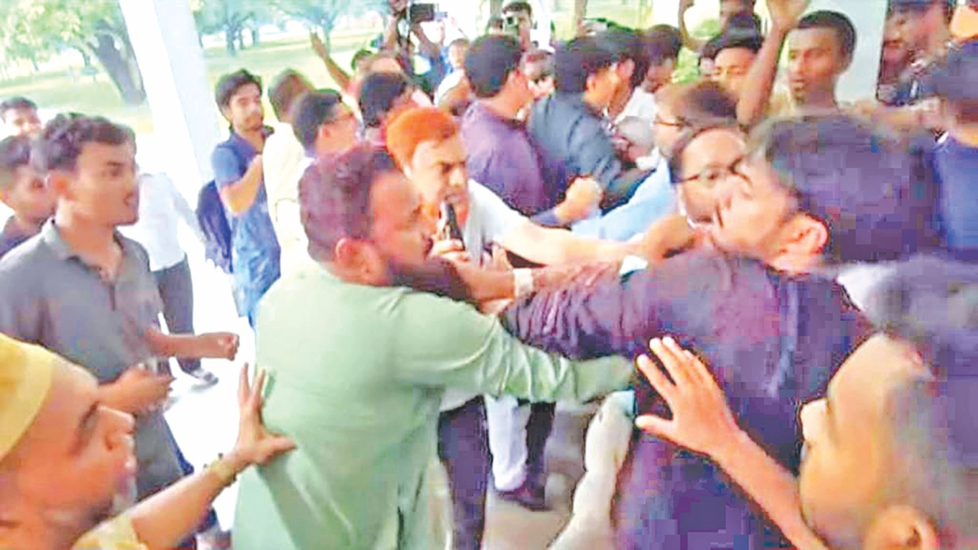 পোষ্য কোটা নিয়ে  উত্তপ্ত রাবিতে  শিক্ষক-শিক্ষার্থী  হাতাহাতি