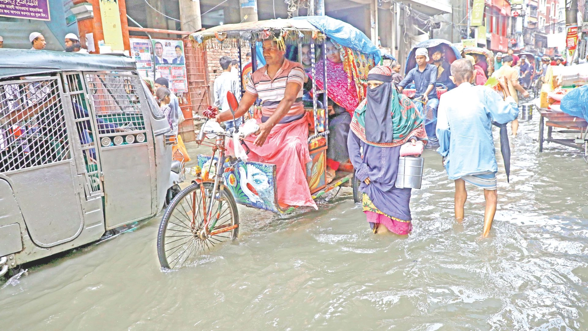 রাজধানীতে থেমে থেমে  বৃষ্টিতে ভোগান্তি মানুষের