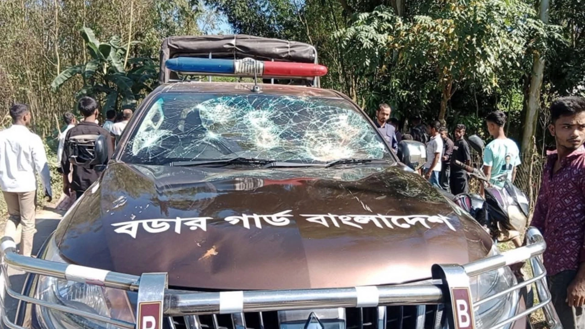 বিজিবি ও পুলিশ আহত  গাড়ি ভাঙচুর, আটক ৫