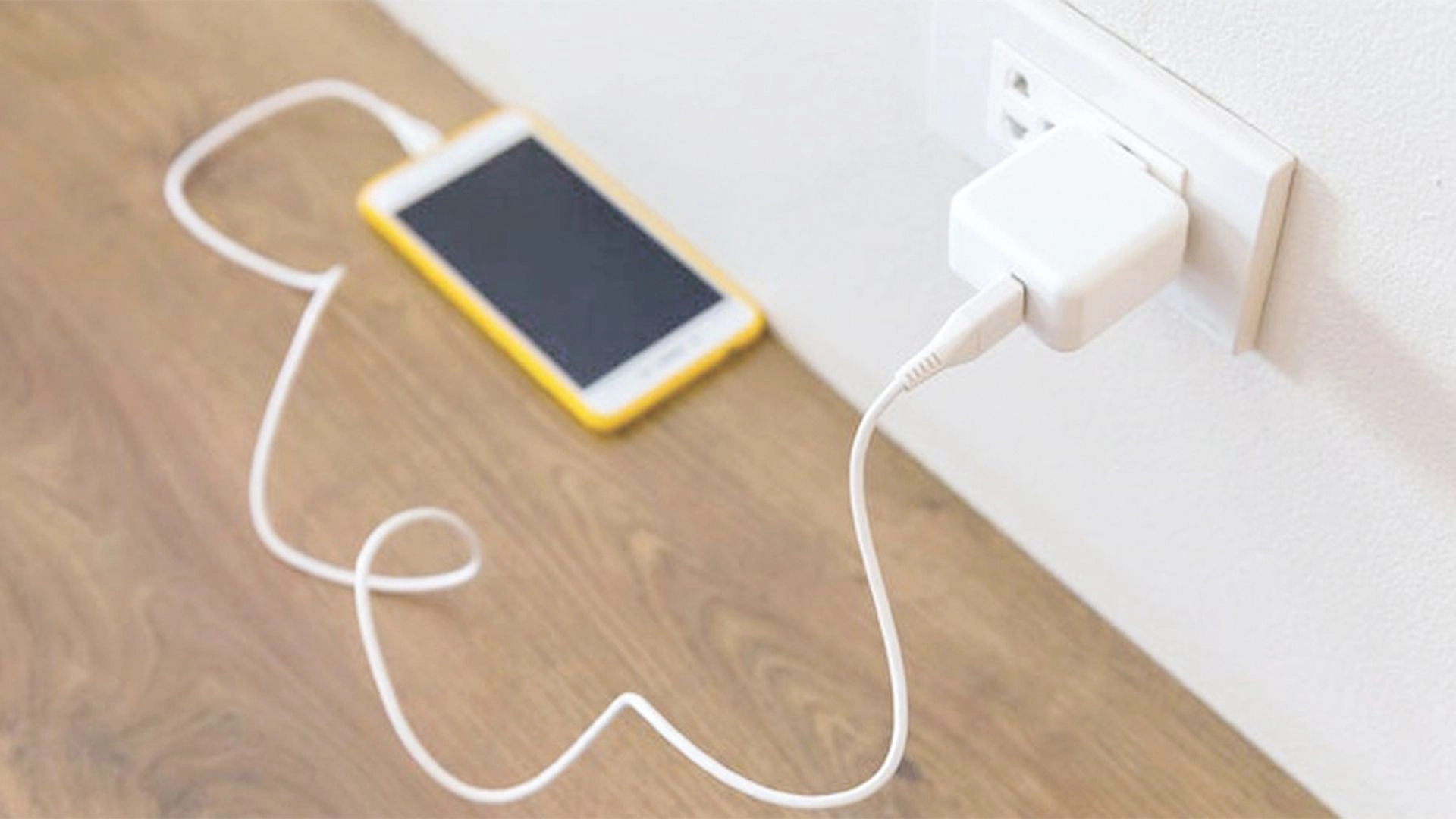 ফোনের চার্জার নষ্ট হয় যেসব কারণে